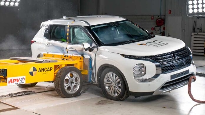Новий Mitsubishi Outlander пройшов краш-тест. Як впорався?
