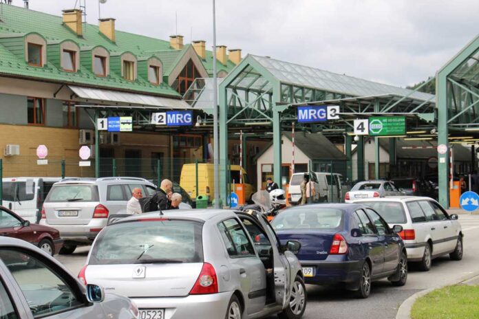 Українці активно скуповують автомобілі в Європі через 