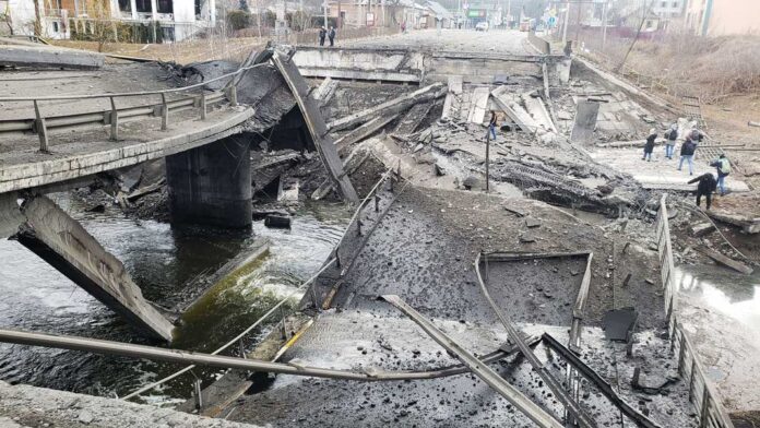 Уряд виділив кошти на ремонт зруйнованих під час війни доріг