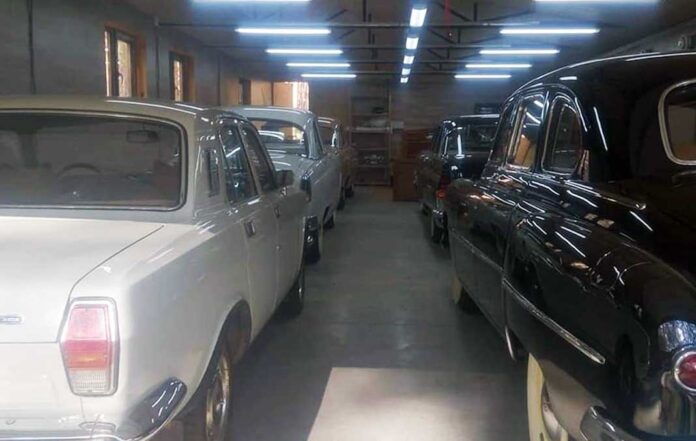Окупанти вкрали в Україні колекцію раритетних автомобілів