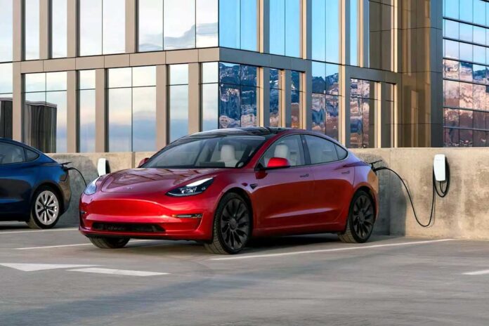 Який автомобіль дешевше утримувати – Toyota Camry чи Tesla Model 3?