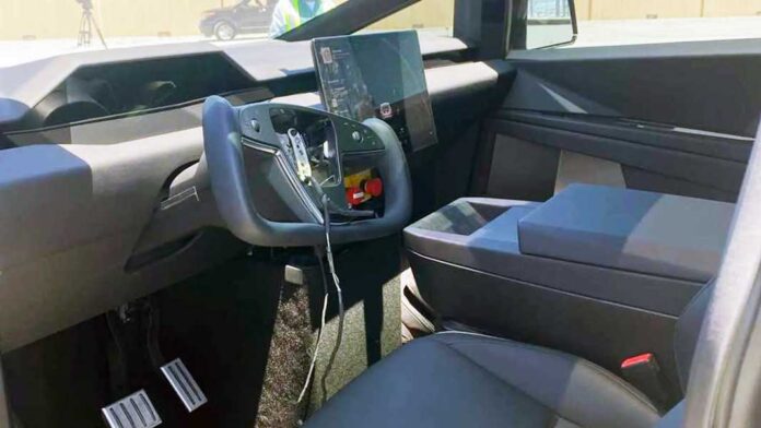 З'явилося живе фото інтер'єру Tesla Cybertruck