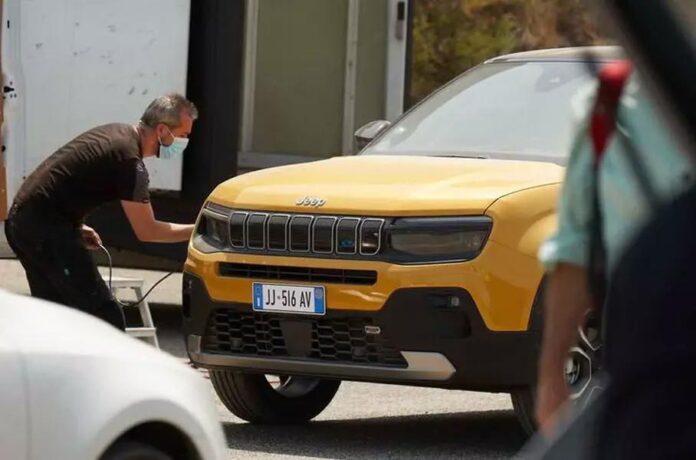 Перший електричний кросовер Jeep сфотографували без камуфляжу