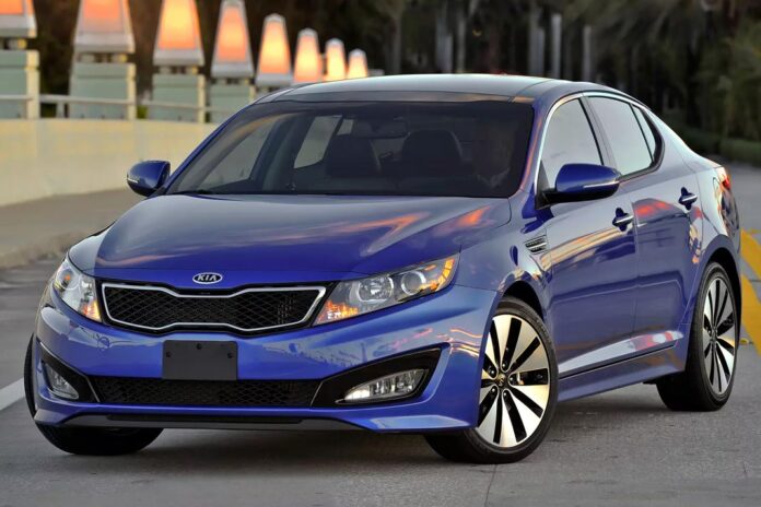 250 тисяч Kia Optima відкликають через проблему зі стелею