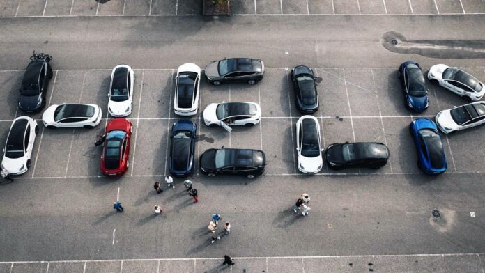 Власники електромобілів Tesla вийшли на протест