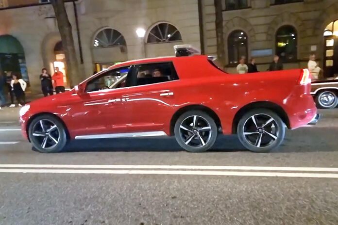 Volvo XC60 перетворили на шестиколісний пікап