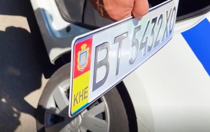 Окупанти примушують мешканців півдня України міняти автомобільні номери