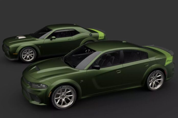 Dodge Challenger та Charger отримали спецверсію у стилі 1970-х Компанія Dodge представила два особливі маслари, які стануть частиною «прощальної» серії Last Call. До неї увійдуть автомобілі, які знаменують собою кінець епохи бензинових V8. У серію Last Call увійдуть сім спеціальних версій моделей Dodge Challenger та Charger. Серед них купе Challenger Shakedown та седан Charger Super Bee, оснащений радіальними дреговими шинами. Наступні два автомобілі – це Challenger Scat Pack Swinger та Charger Scat Pack Swinger, які наслідують маслкари кінця 1960-х – початку 1970-х років. Обидва оснащені V8 6.4 HEMI (492 к.с., 644 Нм) та 8-ступеневим «автоматом». Якщо бути точнішим, Swinger черпає натхнення в моделі Dart Swinger. Цей компактний хардтоп поєднував потужний двигун зі стильним декором. У нього був зелений кузов з золотистими акцентами та салон, прикрашений дерев'яними вставками. Тому, як їхній далекий предок, сучасні маслкари отримали емблеми Gold School, графіку на кормі та відповідний інтер'єр. Крім того, Challenger Scat Pack Swinger та Charger Scat Pack Swinger отримали 20-дюймові колеса Gold School, чорні шестипоршневі гальмівні супорти Brembo, алюмінієві накладки з текстурою «під дерево» та оздоблення сидінь зі шкіри «наппа» та алькантари. Є вибір кольору кузова – темно-зелений F8 Green, кислотний Sublime Green або білий White Knuckle. У купе ще й пофарбований у золотистий колір повітрозабірник-шейкер. Усі «Свінгери» йтимуть з розширеним кузовом Widebody. Тираж – по 1000 примірників кожної моделі. Решту автомобілів серії Last Call розсекретять до 21 вересня. А у листопаді на SEMA Dodge покаже останнього представника виду. За попередньою інформацією, це буде Challenger з двигуном на біоетанолі, який видає близько 900 к.с. потужності.