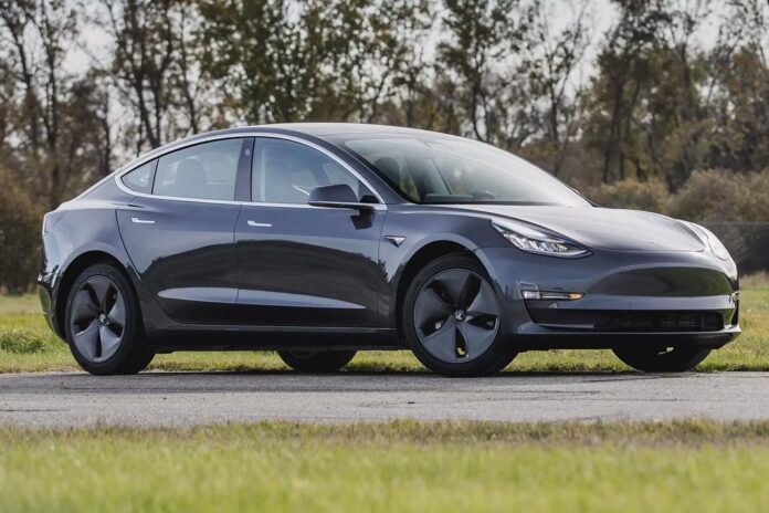 Tesla відкликає понад мільйон електромобілів