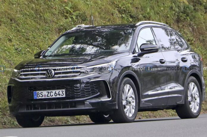 Фотошпигуни вперше зазирнули у салон нового Volkswagen Tiguan