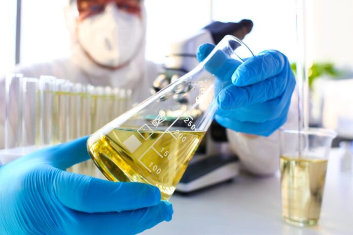 Експертиза бензину в лабораторії