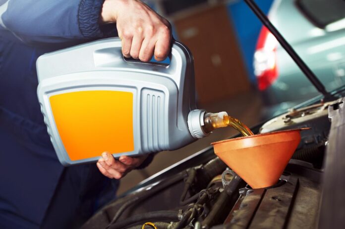 Коли міняти оливу у двигуні – перед зимою чи після?