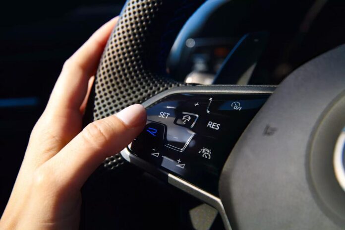 Volkswagen поверне на кермо фізичні кнопки замість сенсорних