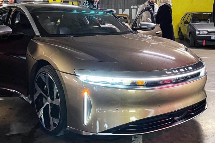 В Україну привезли 950-сильний електромобіль Lucid Air