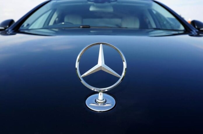 Виробник логотипів для Mercedes-Benz збанкрутував і закрився