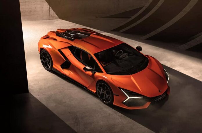 Lamborghini представила свій перший гібридний суперкар Revuelto
