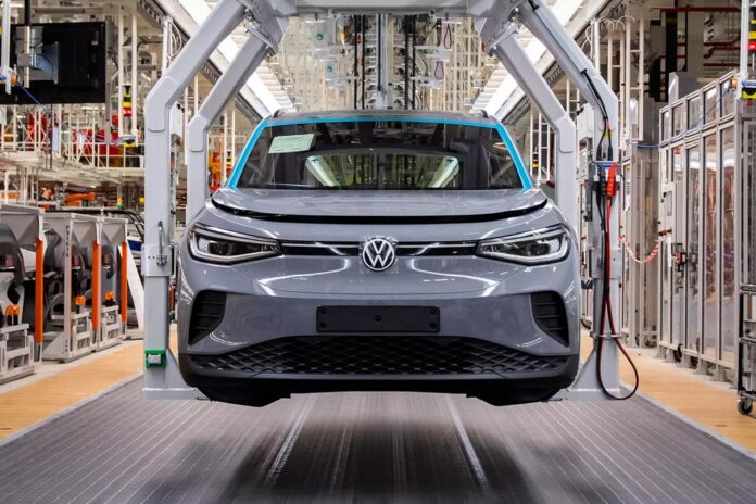 Volkswagen скорочує виробництво електромобілів через низький попит