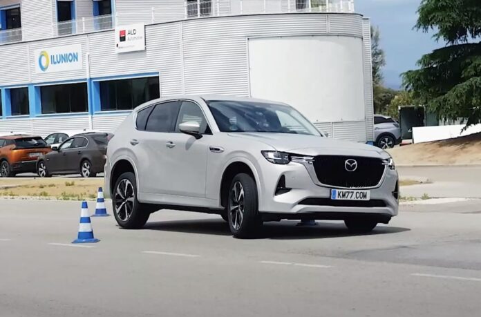 Кросовер Mazda CX-60 перевірили «лосиним тестом»