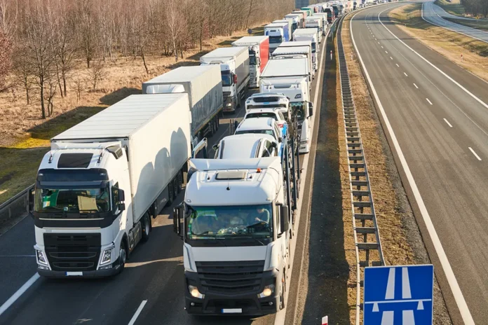 У Словаччині перевізники заблокували рух вантажівок в бік України