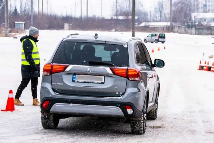 Жінок-переселенок навчать безпечному керуванню автомобілем
