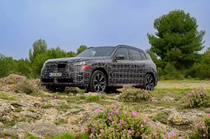 BMW показала фото нового X3 у камуфляжі