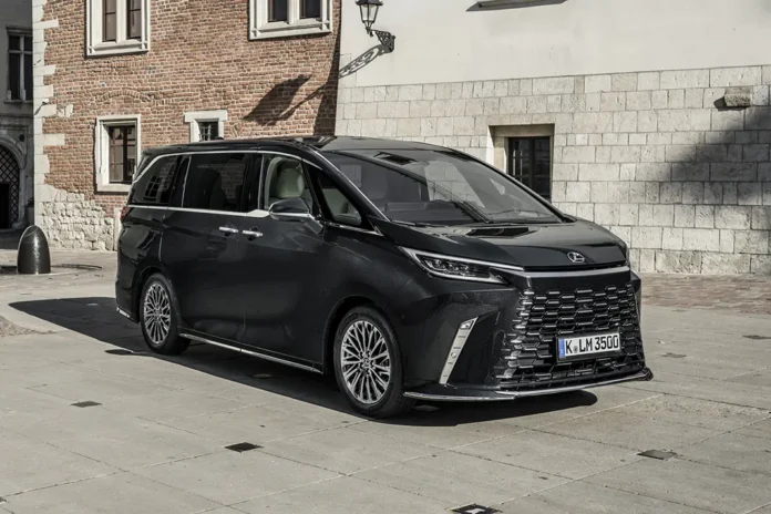 В Україні з'явився незвичайний мінівен Lexus