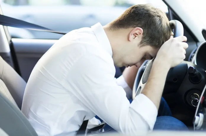 Засмучений водій автомобіля