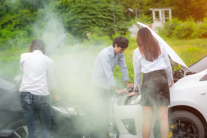 Чому при перегріві двигуна не можна відразу відкривати капот