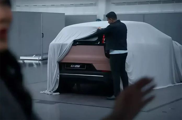 Volvo частково розсекретила новий кросовер EX60