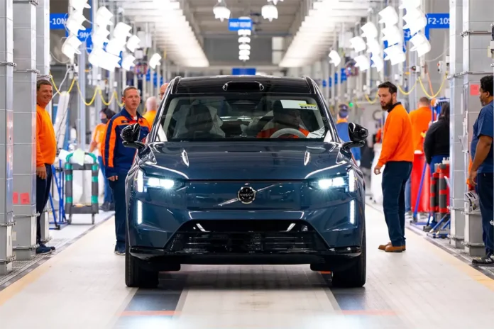 Volvo призупиняє виробництво кросовера EX90 у США