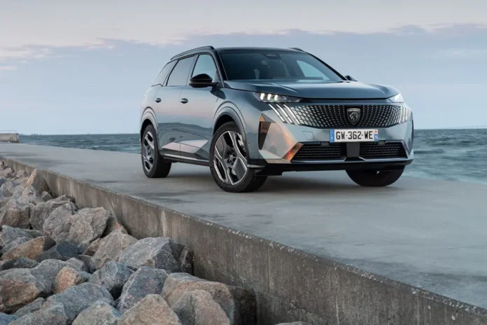 Стали відомі ціни та версії нового Peugeot 5008 для України