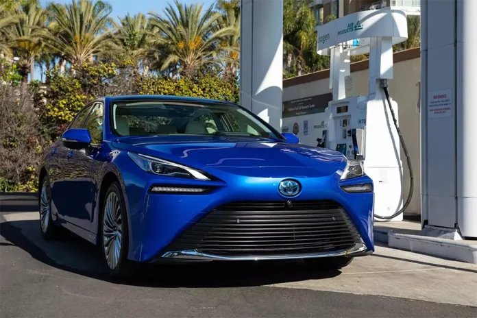 Власники Toyota подали до суду через неможливість заправити машину