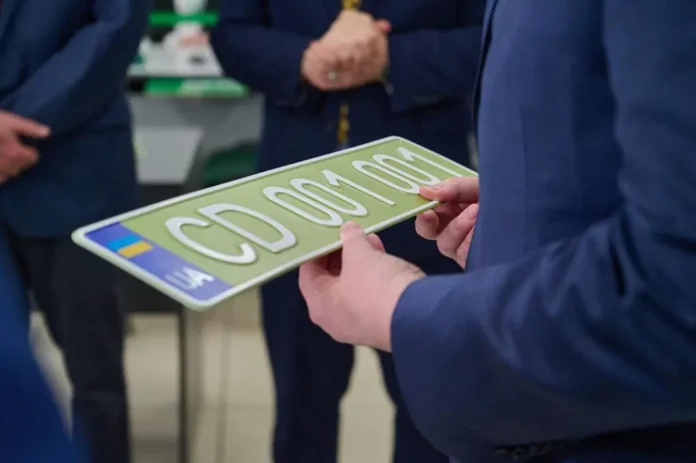 В Україні з’явилися автомобільні номери нового кольору