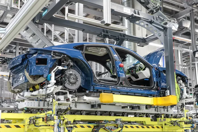 Porsche призупиняє виробництво Taycan