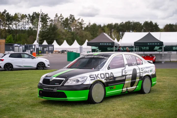 Skoda нагадала про Octavia, яка розігналася до 368 км/год