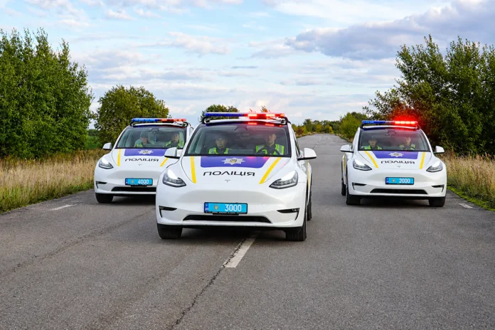 Поліція Тернопольщини отримали три електромобілі Tesla